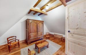 Maisons de vacances 3 Bedroom Beautiful Home In Haudricourt : photos des chambres