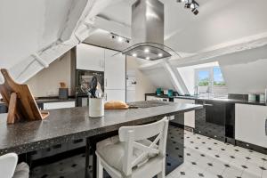 2-Bedroom Cotswolds Chic, Cosy & Tranquil Retreat, Norcote Loft, Sleeps 3, With Private Parking WINTER SPECIAL OFFER! - by Blue Puffin Stays