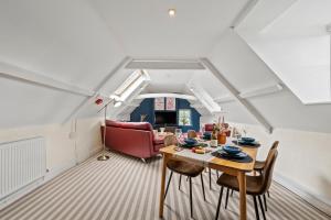 2-Bedroom Cotswolds Chic, Cosy & Tranquil Retreat, Norcote Loft, Sleeps 3, With Private Parking WINTER SPECIAL OFFER! - by Blue Puffin Stays