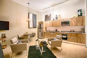 Rooftop Pool, Bar and Gym, Romantic Zone Stay