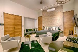 Rooftop Pool & Bar + Gym | Romantic Zone Stay