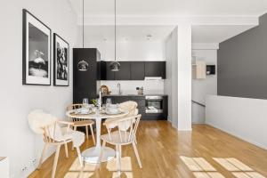 Modern & central 2 bedroom apartment with parking