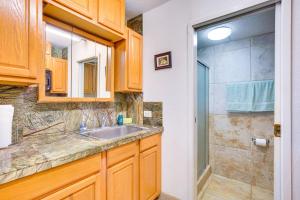 Downtown Kailua-Kona Escape Steps to Ocean!