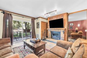 2BR Condo Walk to Ski Lift Downtown