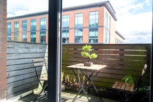 Anime Courtyard in Central and Free Parking with Netflix