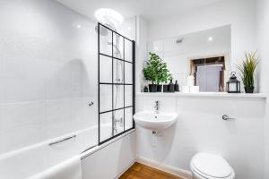 Anime Courtyard in Central and Free Parking with Netflix