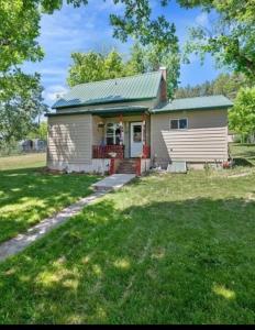 Charming 2-bedroom cottage 8 miles from Sturgis with WiFi, AC and parking space! - Ubytování bez kategorie ve městě Sturgis