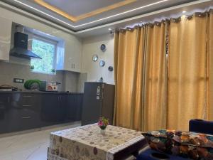 Modern Luxury 3BHK 3Double beds Lift Kitchen Parking in Tapovan Nr Laxman Jhulla