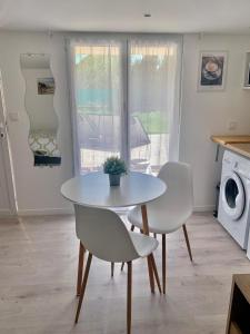 Appartements -StudioCDG fr- Jardin, Studio proche near CDG Roissy airport, Parc Expositions, Stade de France, Arena, Disney, Asterix : photos des chambres