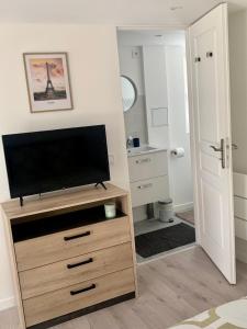 Appartements -StudioCDG fr- Jardin, Studio proche near CDG Roissy airport, Parc Expositions, Stade de France, Arena, Disney, Asterix : photos des chambres