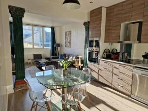 Appartement atypique clair et spacieux avec jardin