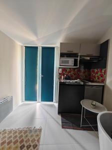 Sejours chez l'habitant STUDETTE LA ROSEE ABONDANTE Non-fumeur, 45 min de Paris, 10m2, independante, cosy, apaisante, mobiliers convertible, WiFi, TV, kitchenette, sanitaires inclus visibles dans la meme piece, mini terrasse, jardin, canape-lit 120x180, 1 a 2 pers gabarit moyen : Chambre Double avec Salle de Bains Privative