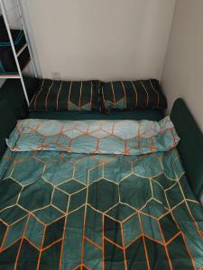 Sejours chez l'habitant STUDETTE LA ROSEE ABONDANTE Non-fumeur, 45 min de Paris, 10m2, independante, cosy, apaisante, mobiliers convertible, WiFi, TV, kitchenette, sanitaires inclus visibles dans la meme piece, mini terrasse, jardin, canape-lit 120x180, 1 a 2 pers gabarit moyen : photos des chambres
