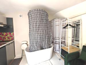 STUDETTE LA ROSÉE ABONDANTE Non-fumeur, 45 min de Paris, 10m2, indépendante, cosy, apaisante, mobiliers convertible, WiFi, TV, kitchenette, sanitaires inclus visibles dans la même pièce, mini terrasse, jardin, canapé-lit 120x180, 1 à 2 pers gab