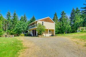 Port Townsend Home Spacious Yard and Mountain Views