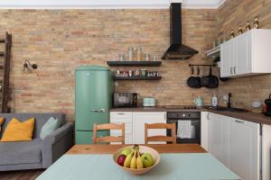 Central Vintage Loft - FREE Private Parking - Metro - Tram - AC