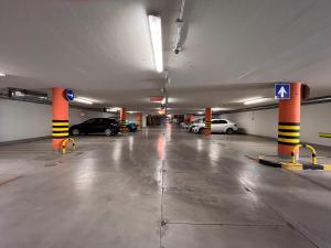 Central Vintage Loft - FREE Private Parking - Metro - Tram - AC