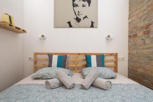 Central Vintage Loft - FREE Private Parking - Metro - Tram - AC