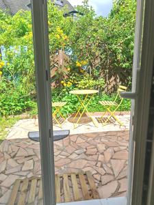 Sejours chez l'habitant STUDETTE LA ROSEE ABONDANTE Non-fumeur, 45 min de Paris, 10m2, independante, cosy, apaisante, mobiliers convertible, WiFi, TV, kitchenette, sanitaires inclus visibles dans la meme piece, mini terrasse, jardin, canape-lit 120x180, 1 a 2 pers gabarit moyen : photos des chambres