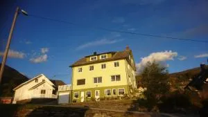 Hardanger Rom & Harmonium "The Green B&B" - Samlanes