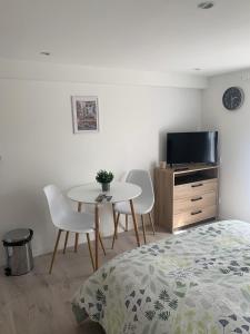 StudioCDG fr Cerisier, Studio proche near CDG Roissy airport, Parc Expositions, Stade de France, Arena, Disney, Asterix