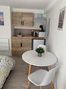 StudioCDG fr Cerisier, Studio proche near CDG Roissy airport, Parc Expositions, Stade de France, Arena, Disney, Asterix