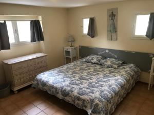 Large Relaxing Spot on the River Lot