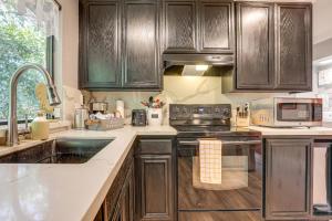 Downtown Fair Oaks Home about 15 Mi to Sacramento!