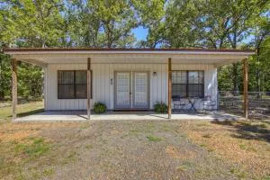 5 Mi to Sardis Lake Pet-Friendly Cabin Rental - 贝茨维尔