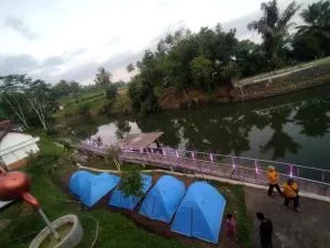 kemah tepi danau - Batukliang