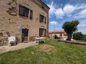 Charmant Gîte en Pierre avec 3 Chambres, Cour et Proximité Activités, Pinols - FR-1-582-252 - Sauzet