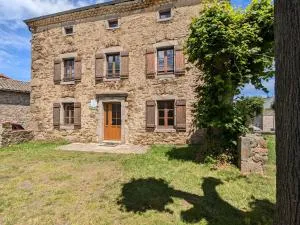 Gîte en pierres avec cour et 3 chambres, au cœur d'un village proche de Langeac - FR-1-582-233 - Sauzet