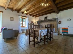 Maisons de vacances Gite en pierres avec cour et 3 chambres, au coeur d'un village proche de Langeac - FR-1-582-233 : photos des chambres