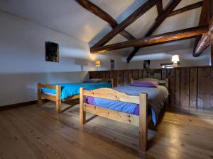 Gîte en pierres avec cour et 3 chambres, au cœur dun village proche de Langeac - FR-1-582-233