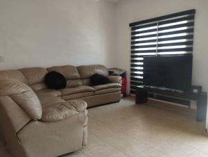 Hermosa casa a 5 minutos del consulado Americano, cuenta con 3 recamaras, sistema de refrigeración y calefacción