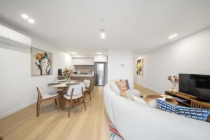 Sleek Inner-City 2-Bed with Swimming Pool & BBQ