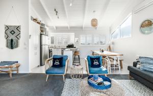 Stylish Beach House Retreat - Close to River & Shops