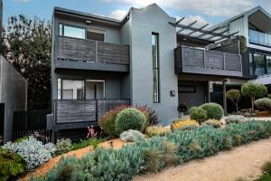 Stylish Beach House Retreat - Close to River & Shops