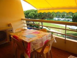 Studio Cabine Climatisé 3 Couchages avec Terrasse et Parking Privé - Port Camargue - FR-1-731-92