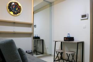 Elegant and Warm 1BR at Gold Coast Apartment By Travelio