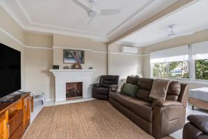 Fish Cottage Ulladulla - Linen not supplied - 3 bedroom house - sleeps 8 - pet friendly
