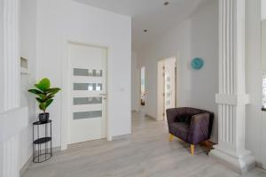 Stylish 2BR Apart, Steps Away from the Beach