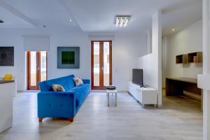 Stylish 2BR Apart, Steps Away from the Beach