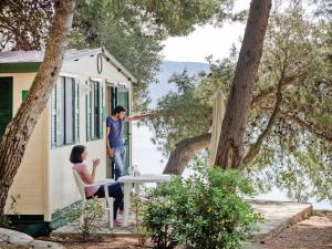 Mobile Homes in Camp Kovacine, Cres, with long pebble beach 