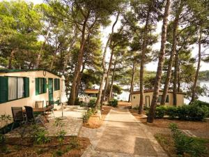 Mobile Homes in Camp Kovacine, Cres, with long pebble beach 