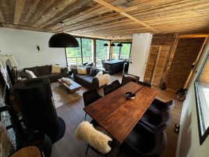 Chalets Un Ecrin de Serenite Face aux Montagne chalet nathalya : photos des chambres