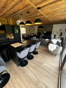 Chalets Un Ecrin de Serenite Face aux Montagne chalet nathalya : photos des chambres