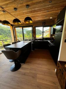 Chalets Un Ecrin de Serenite Face aux Montagne chalet nathalya : photos des chambres