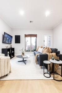 Mickle Townhouse, Steps to CBD