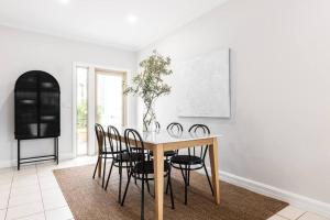 Mickle Townhouse, Steps to CBD